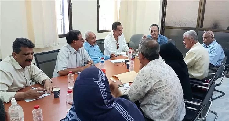 الشعبي يرأس اجتماعاً موسعًا مع مديري مكاتب الصحة بالمديريات والمستشفيات في عدن