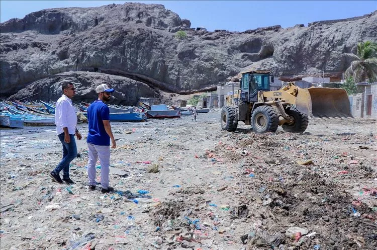 بن جرادي يطلع على أعمال حملة نظافة ساحل صيرة ويشيد بجهود المشاركين