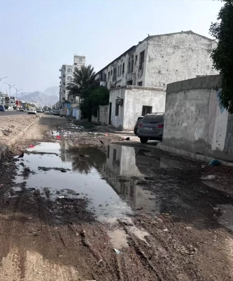 طفح المجاري يعمّق أزمة الحميات في عدن وسط غياب تام للجهات المختصة