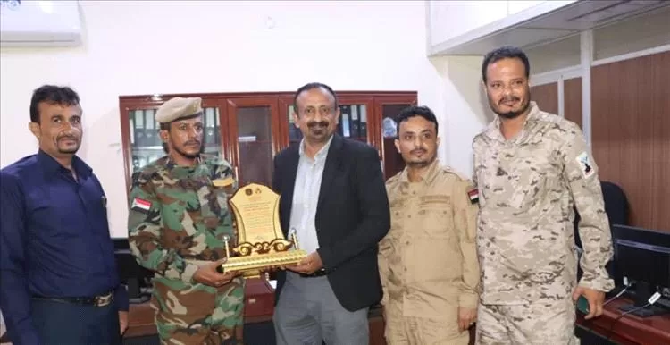 تقديرا لجهوده في خدمة اسر الشهداء والجرحى.. قائد اللواء دعم أمني يكرم الوكيل النوبة