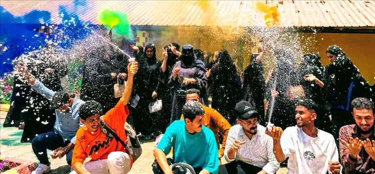 أخبار عدن - ورودٌ في زمن الحرب .. فرحةٌ تُشرق من قلب الظلام!
في كلية اللغات بجامعة عدن