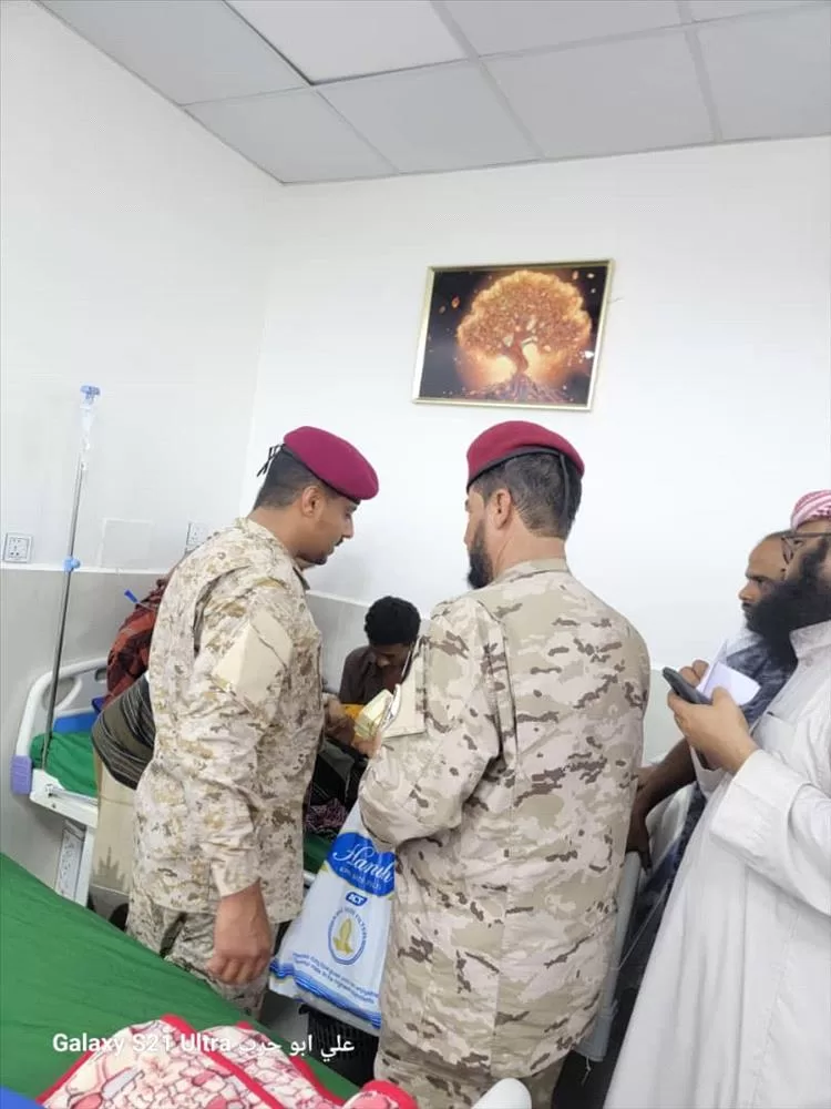 قائد اللواء الثاني “مشاه حزم” يزور جرحى هجوم الحوثي على قرى المسيمير ويعد برد قاسي
