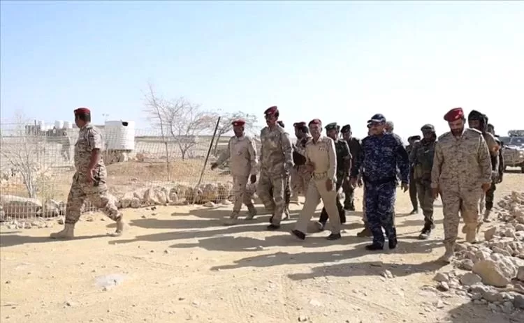 اللواء بارجاش يتفقد اللواء الثاني دفاع ساحلي ومعسكر يبعث ويشيد بجاهزيتهم
