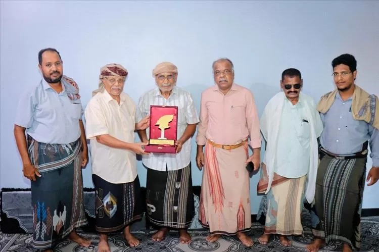 تنفيذية مؤتمر حضرموت الجامع في غيل باوزير تكرّم الشخصية التربوية والاجتماعية الأستاذ محمد الحاج الحيقي