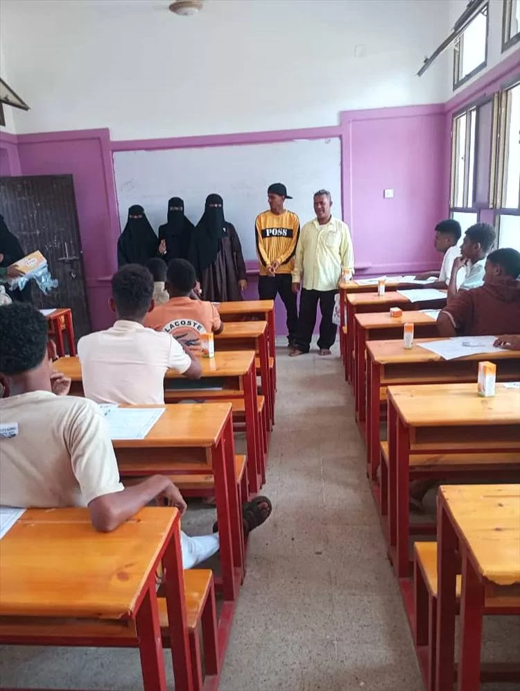 جمعية نهضة المسيمير تقوم بتوزيع المياه والعصائر للطلاب بمركز إمتحان ثانوية مجمع الفتح بالمسيمير خنفر