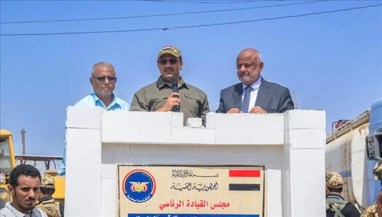 طارق صالح يضع حجر الأساس لمشروع رصف وتشجير مدخل مدينة حيس ويتفقد محطتي الطاقة الشمسية بالخوخة وحيس