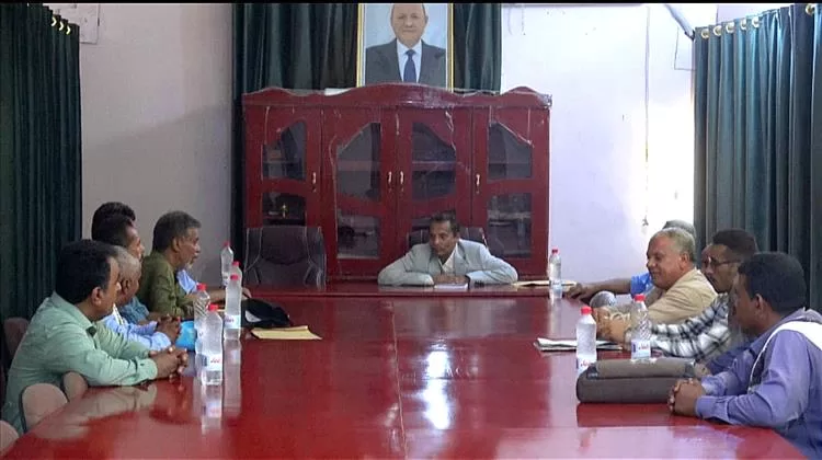 محافظ أبين يلتقي باللجنة التحضيرية لتأبين الشاعر الفقيد إيهاب باضاوي