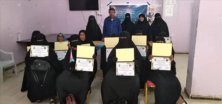 دائرة المرأة والطفل بانتقالي أبين تكرم عددا من العاملات المتميزات في عملهن المهني