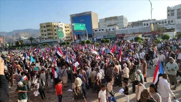 استمرار الاحتجاجات في عدن تنديداً بتدهور الظروف المعيشية وبيان من