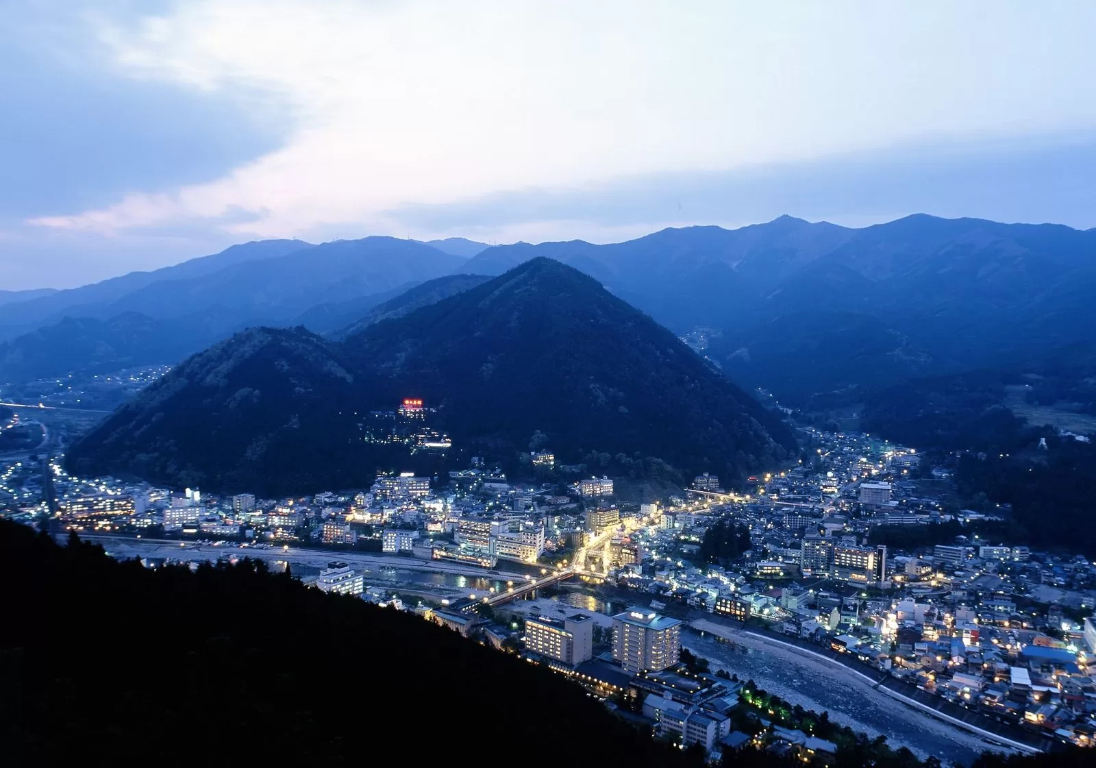 الصورة قد تحتوي على عمارة، شهادة مدينة، مشهد حضري، مدينة، أماكن خارجية، طبيعة، بحر وماء