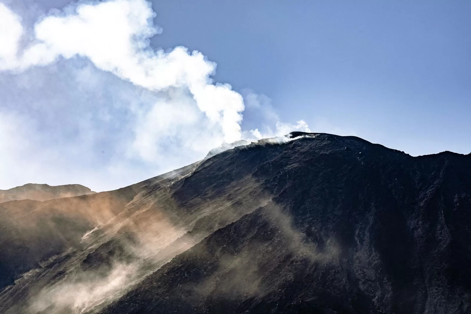 صورة قد تحتوي على جبل الطبيعة الهواء الطلق سلسلة جبلية قمة المناظر الطبيعية والسماء