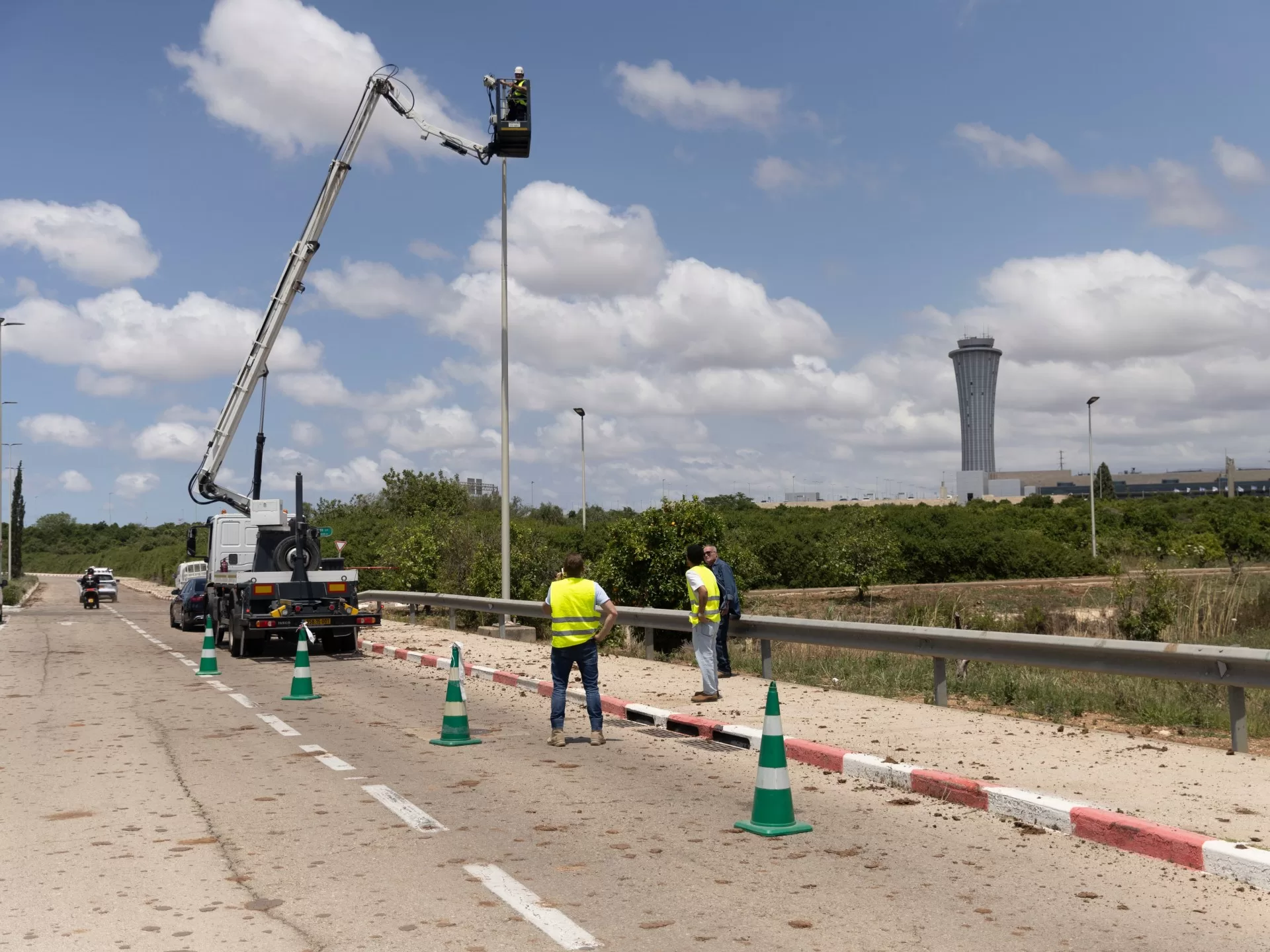 الحوثيون يستهدفون مطار بن غوريون مرتين في 24 ساعة