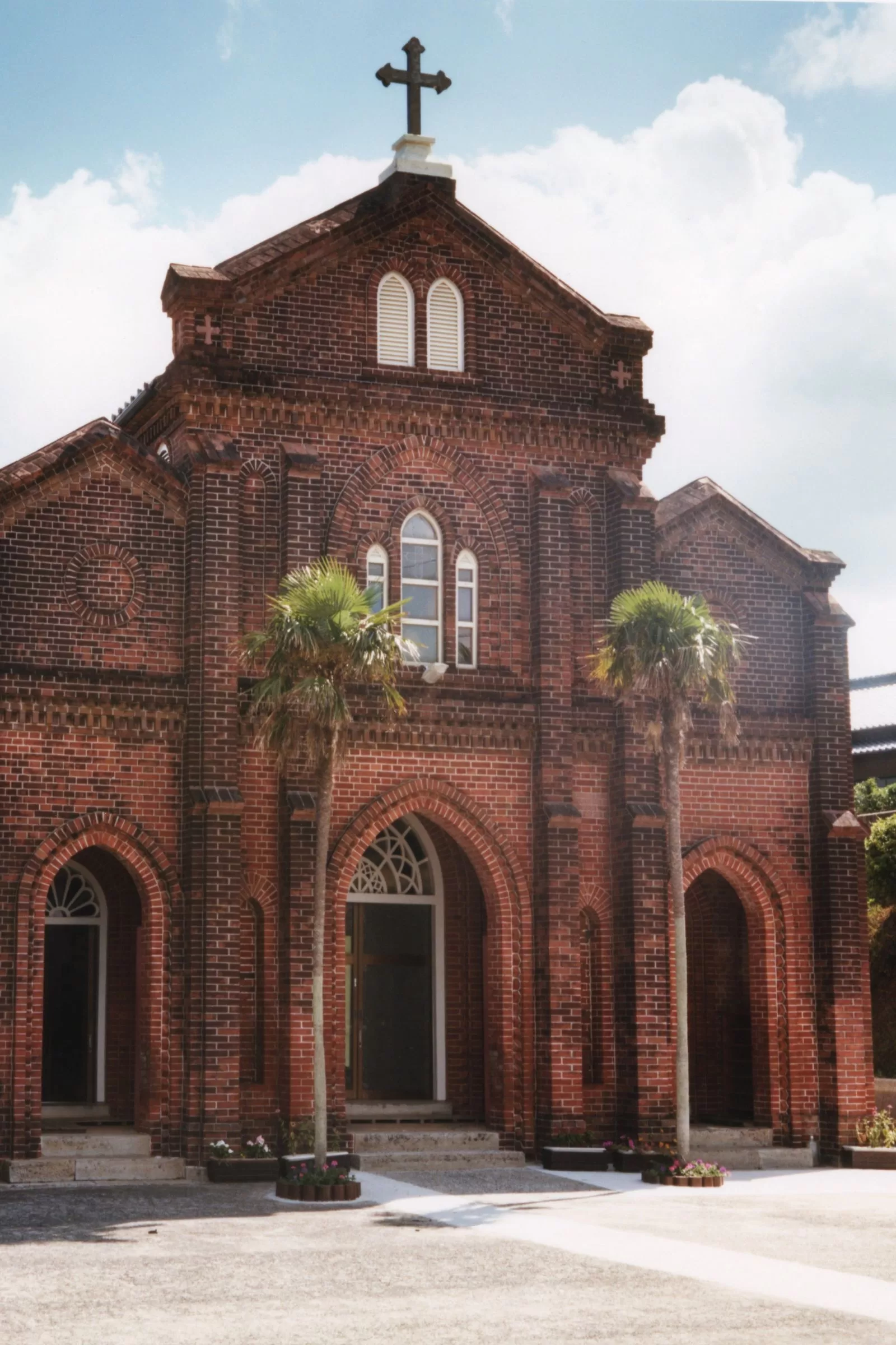 صورة قد تحتوي على قوس عمارة قوطية مبنى كاتدرائية كنيسة صليب ورمز