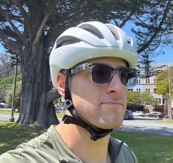 الفرح القريب لركوب الدراجات مع نظارات Ray Ban Meta