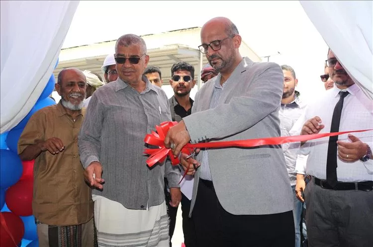 تدشين مشروع توفير وتركيب نظام الطاقة الشمسية لمركز الإنزال السمكي في المكلا