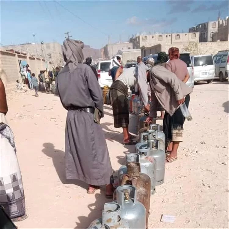 شبوة.. أزمة الغاز المنزلي تتفاقم عقب إغلاق محطات تعبئة المركبات في "عتق"