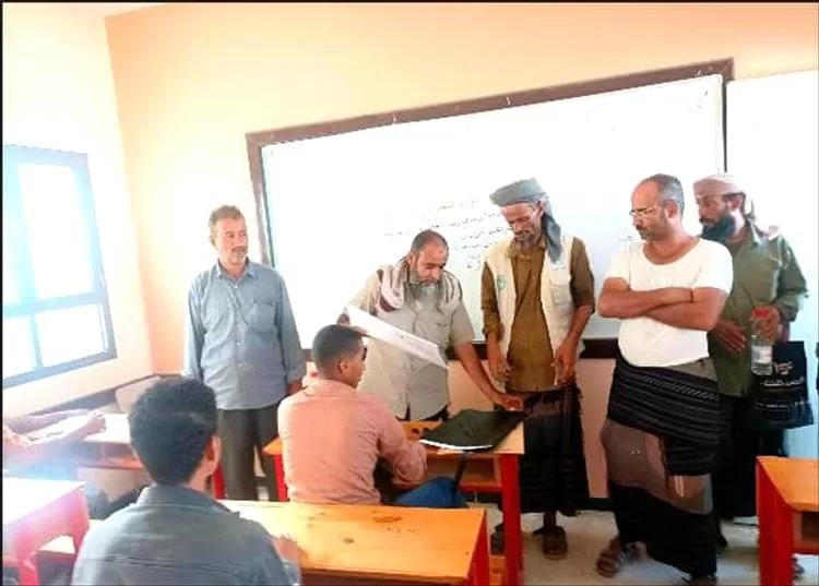 أخبار المحافظات - مدير التربية بيافع سرار يتفقد سير الامتحانات بثانوية بالليل علوي