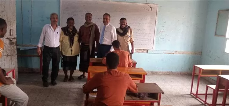 مدير عام تربية أبين يتفقد سير امتحانات الثانوية العامة في مديرية خنفر