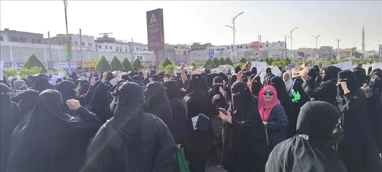 انطلاق تظاهرة نسوية في عدن  للمطالبة بتوفير الخدمات
