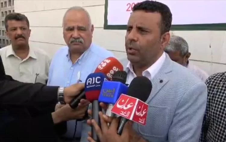 تدشين حملة رش ضبابي وتوعية مجتمعية لمكافحة حمى الضنك في مديريات العاصمة المؤقتة عدن