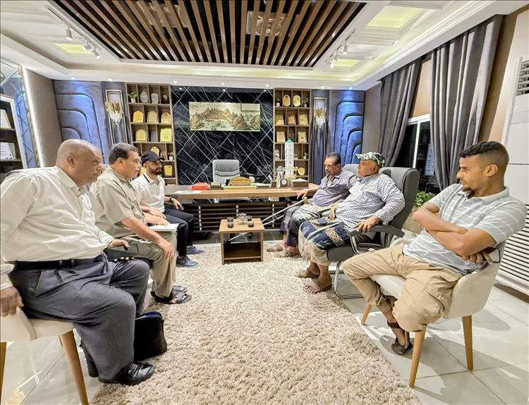 مدير عام صيرة يناقش خطة تحسين مستوى النظافة والصرف الصحي وتعزيز التنسيق المشترك