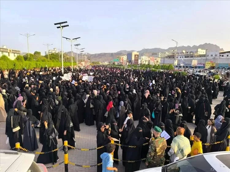 نساء يهتفن من قلب “العروض” للمطالبة بحقوق أساسية في الكهرباء والمياه