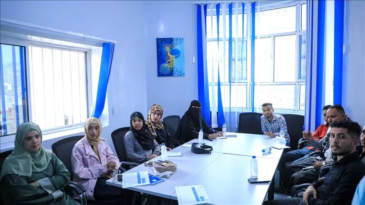 اختتام دورة تدريبية حول أساسيات الصحافة الإنسانية في تعز