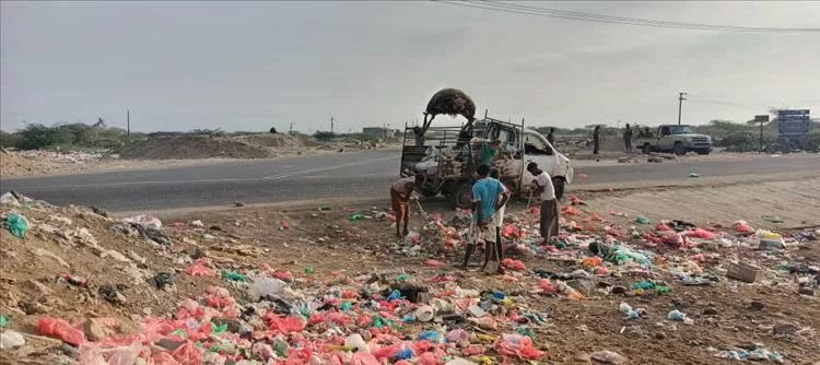 استمرار حملة النظافة في احياء وسوق مدينة شقرة بأبين