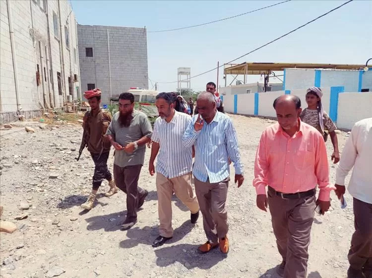 رئيس انتقالي أبين يزور مستشفى زنجبار ومركز العزل الصحي