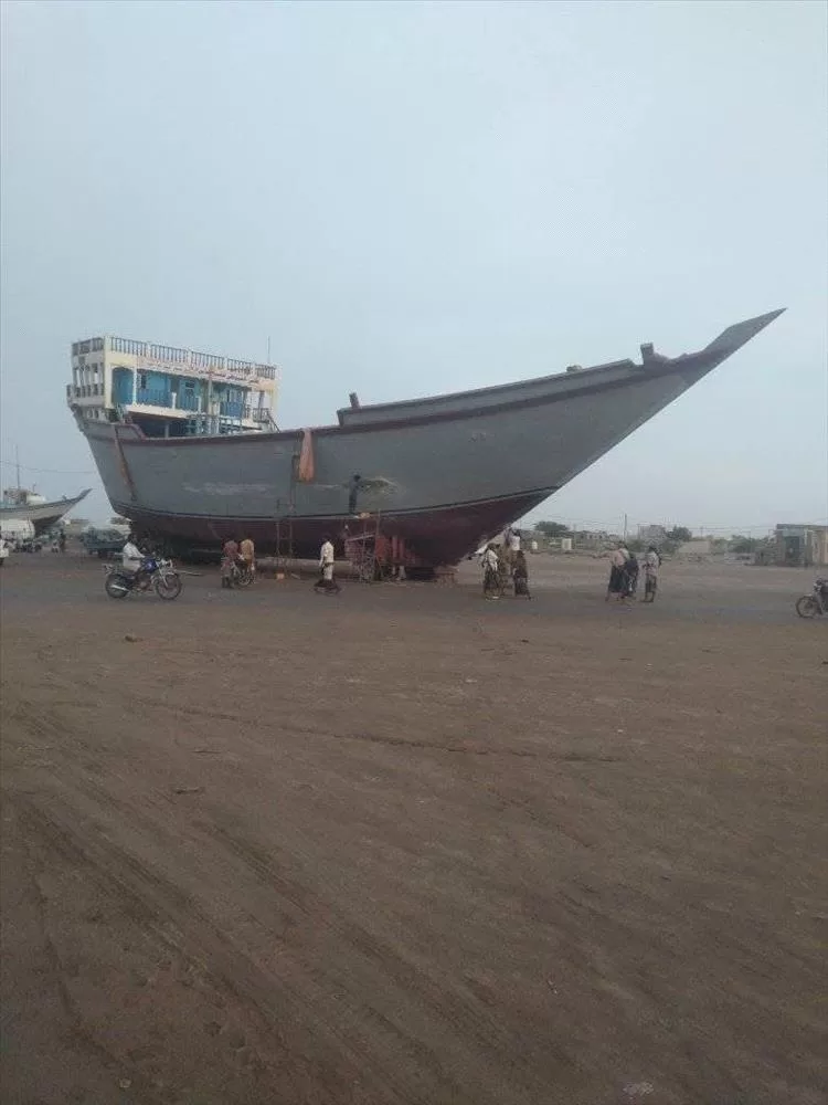 شاب من تعز ينجح في صناعة أول سفينة يمنية بهذا الحجم في المخا