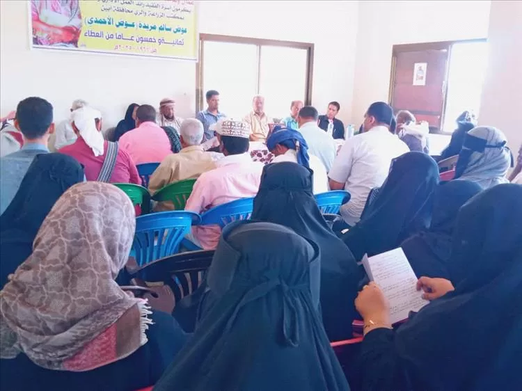 عمال وعاملات مكتب الزراعة والري بأبين يكرمون أسرة الفقيد الراحل "لحمدي"