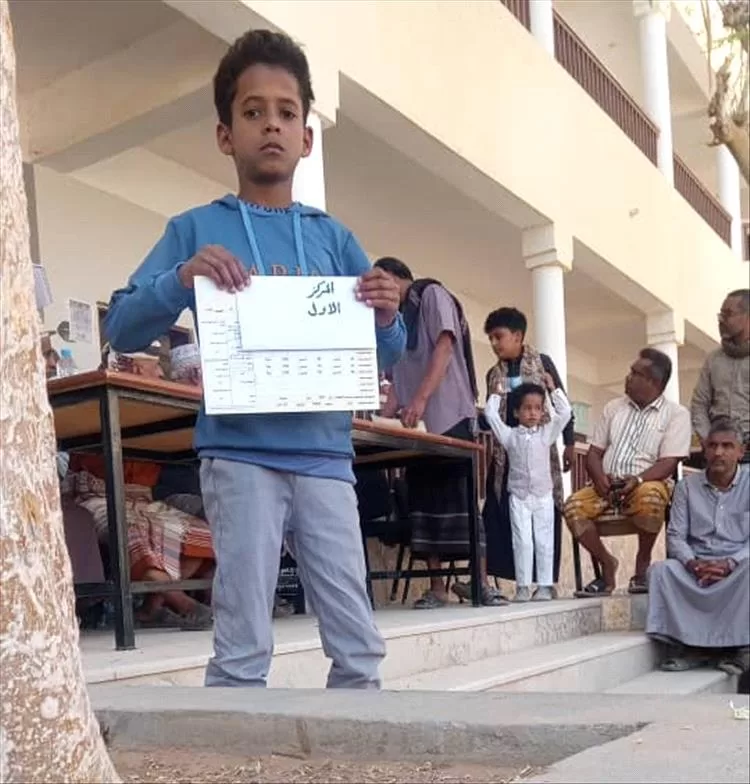 مدرسة الفقيد عليوة للتعليم الأساسي بمدينة  حبان تكرم طلابها الأوائل بمبالغ مالية والشهادات المدرسية