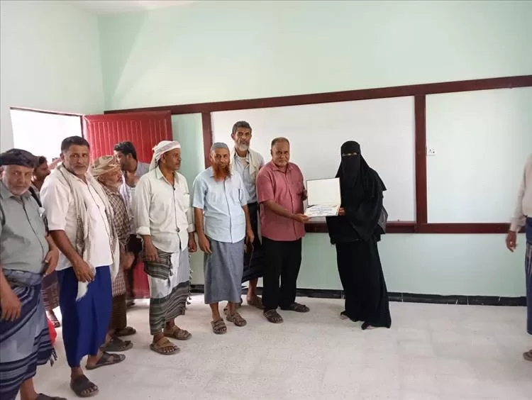 مدرسة زايد بن سلطان تكرّم مؤسسة الخضيرة للتنمية تقديرا لمساهمتها في بناء فصول دراسية