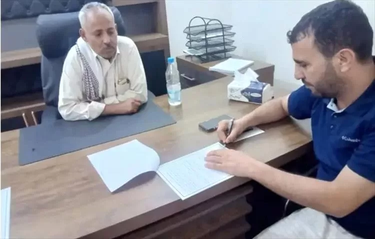 مدير عام الوازعية يشهد توقيع عقد عمل لترميم الملعب الرياضي في المديرية