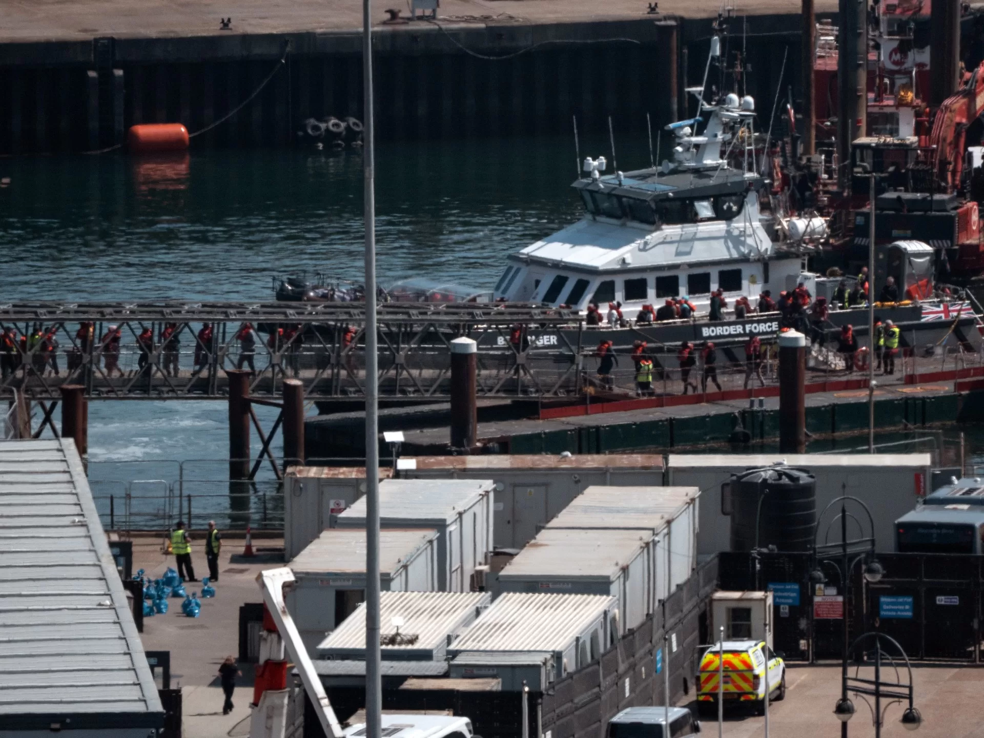 تراجع عدد المهاجرين لبريطانيا إلى النصف في 2024