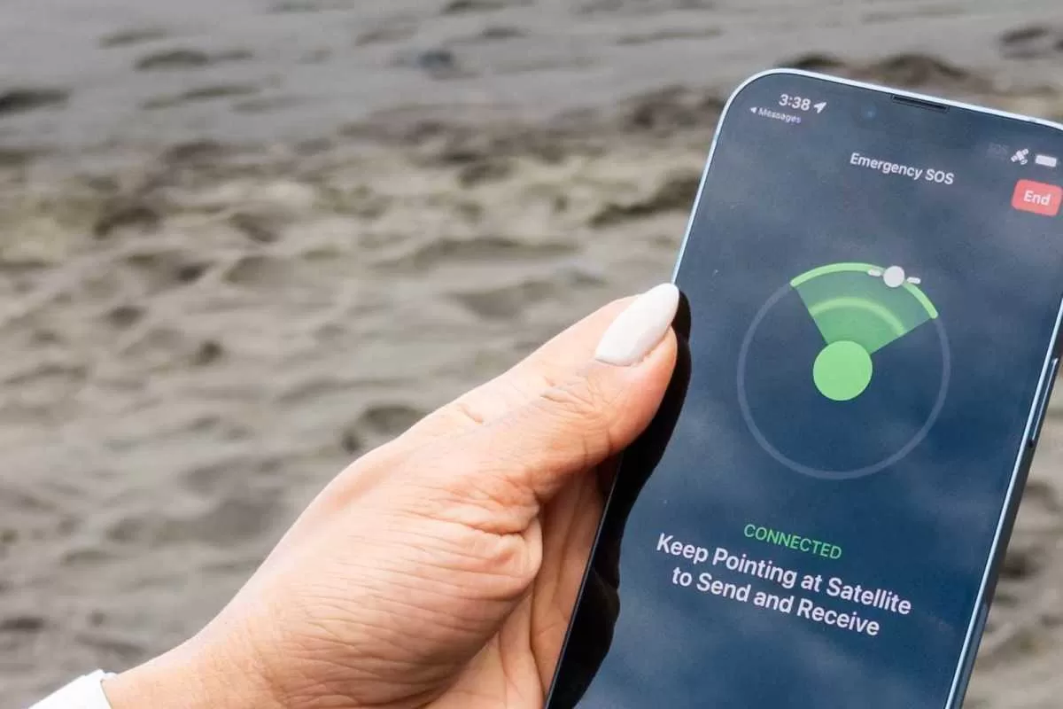 iPhone Emergency SOS via satellite