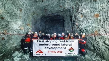 تدخل أطقم Ivanhoe Mines جنوب إفريقيا flatreef orebody بعد 30