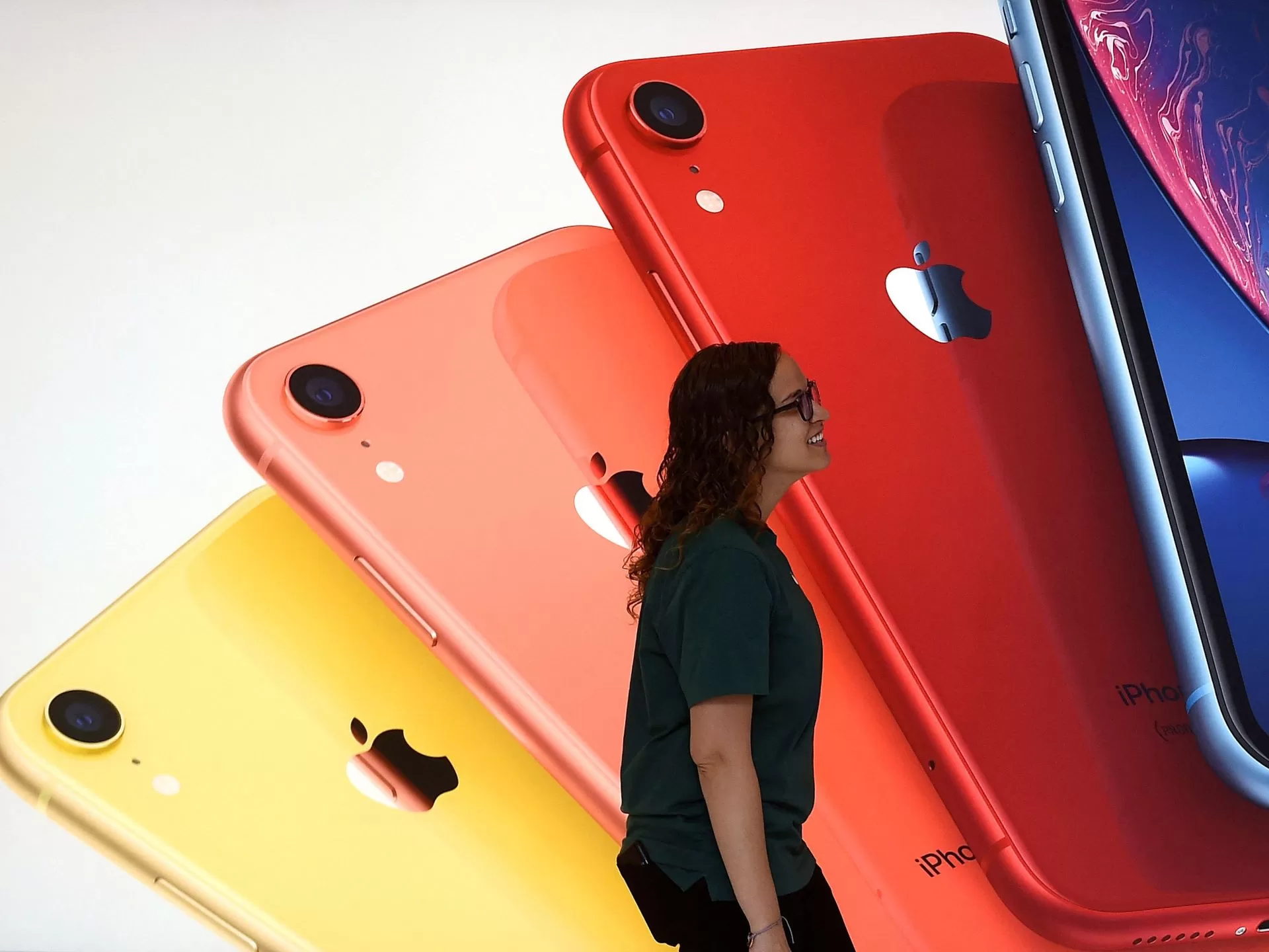 ترامب يهدد آبل برسوم جمركية كبيرة.. وهذا السبب