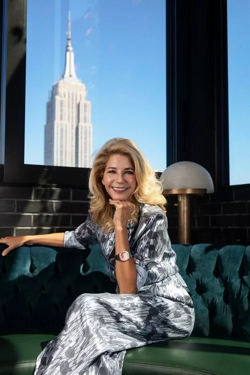 قد تحتوي الصورة على Candace Bushnell Profo Person Blonde Hair Wristwatch Building and Tower