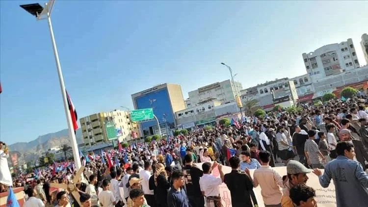الآلاف يتظاهرون عصر السبت في ساحة العروض بعدن للمطالبة بالخدمات وتحسين الأوضاع المعيشية