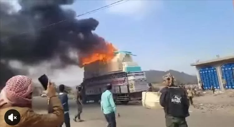 حادثة مروعة في الضالع: وفاة شاب احتُرق أثناء محاولته رفع أسلاك كهرباء لمرور شاحنة مفروشات