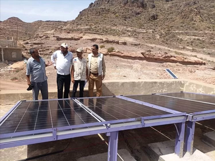 تسليم منظومة طاقة شمسية للمركز الصحي حليف في مديرية قعطبة