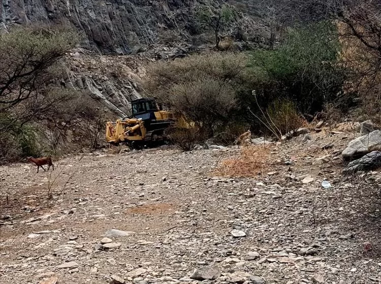 صورة تكشف عن آلية تابعة لمشروع طريق "باتيس–رصد–لبعوس" محتجزة منذ سنوات بمنطقة ثنهة