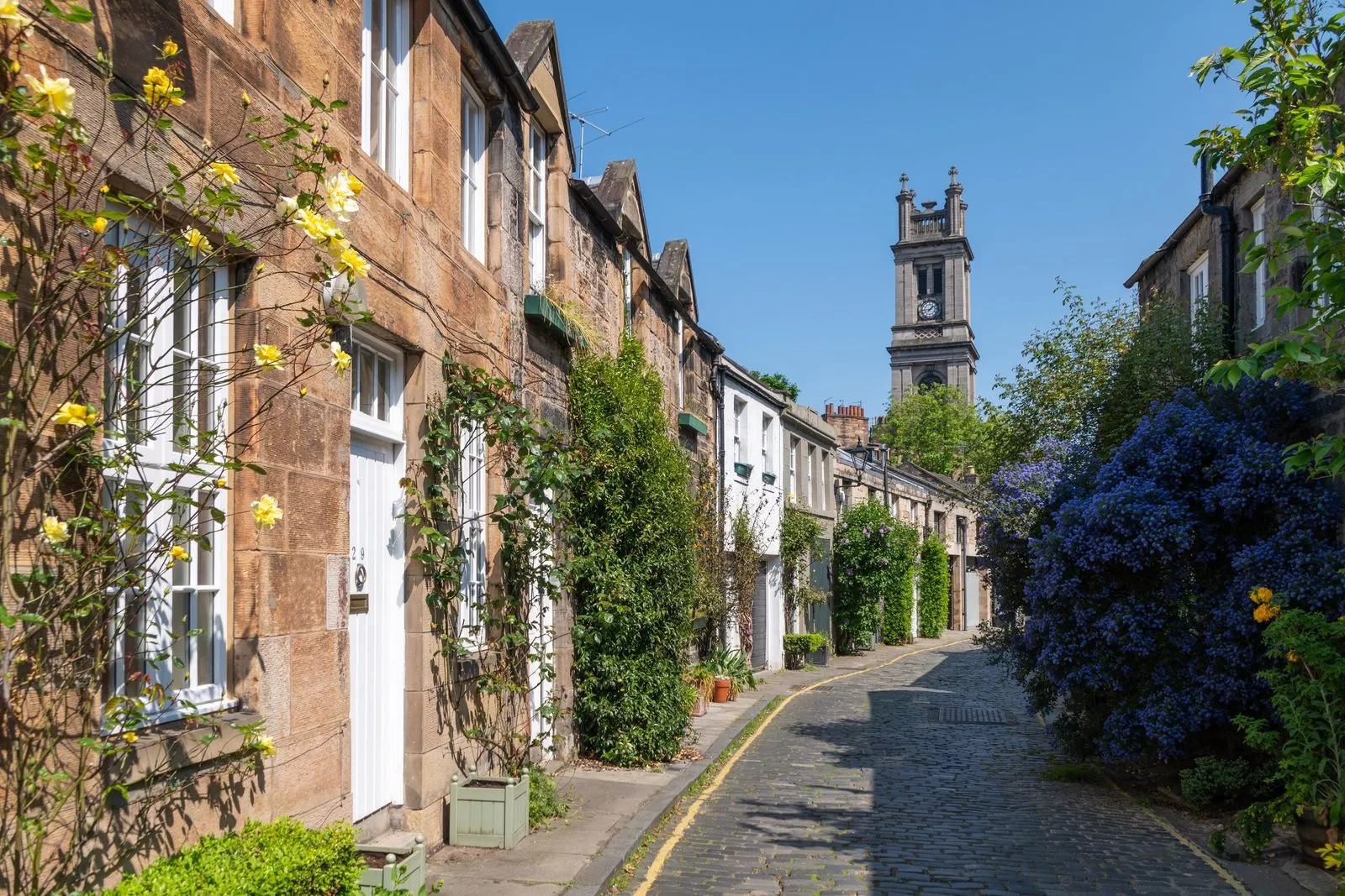 قد تحتوي الصورة على بناء الهندسة المعمارية منزل الإسكان منزل المدينة والهواء الطلق