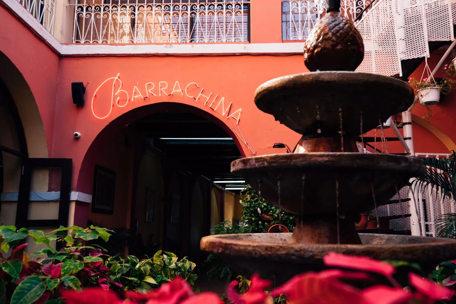 الصورة قد تحتوي على العمارة والنوافير والماء والمباني والبيوت والفيلات والفن والرسم والفنادق والنباتات