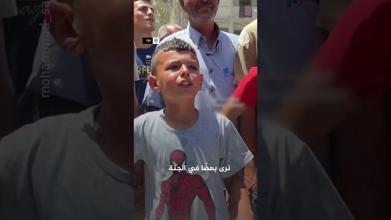 طفل يودّع والده الشهيد بقصف على غزة