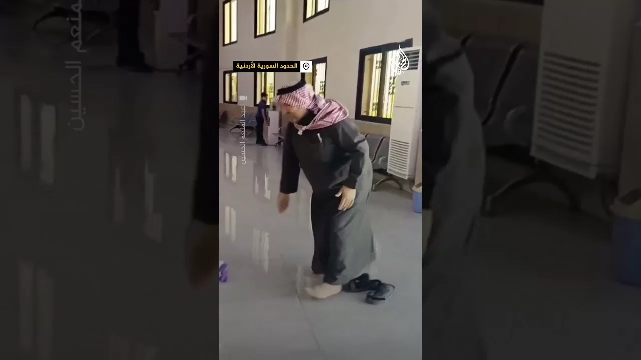 فرحة سوري بعودته إلى بلاده فور وصوله لمعبر نصيب