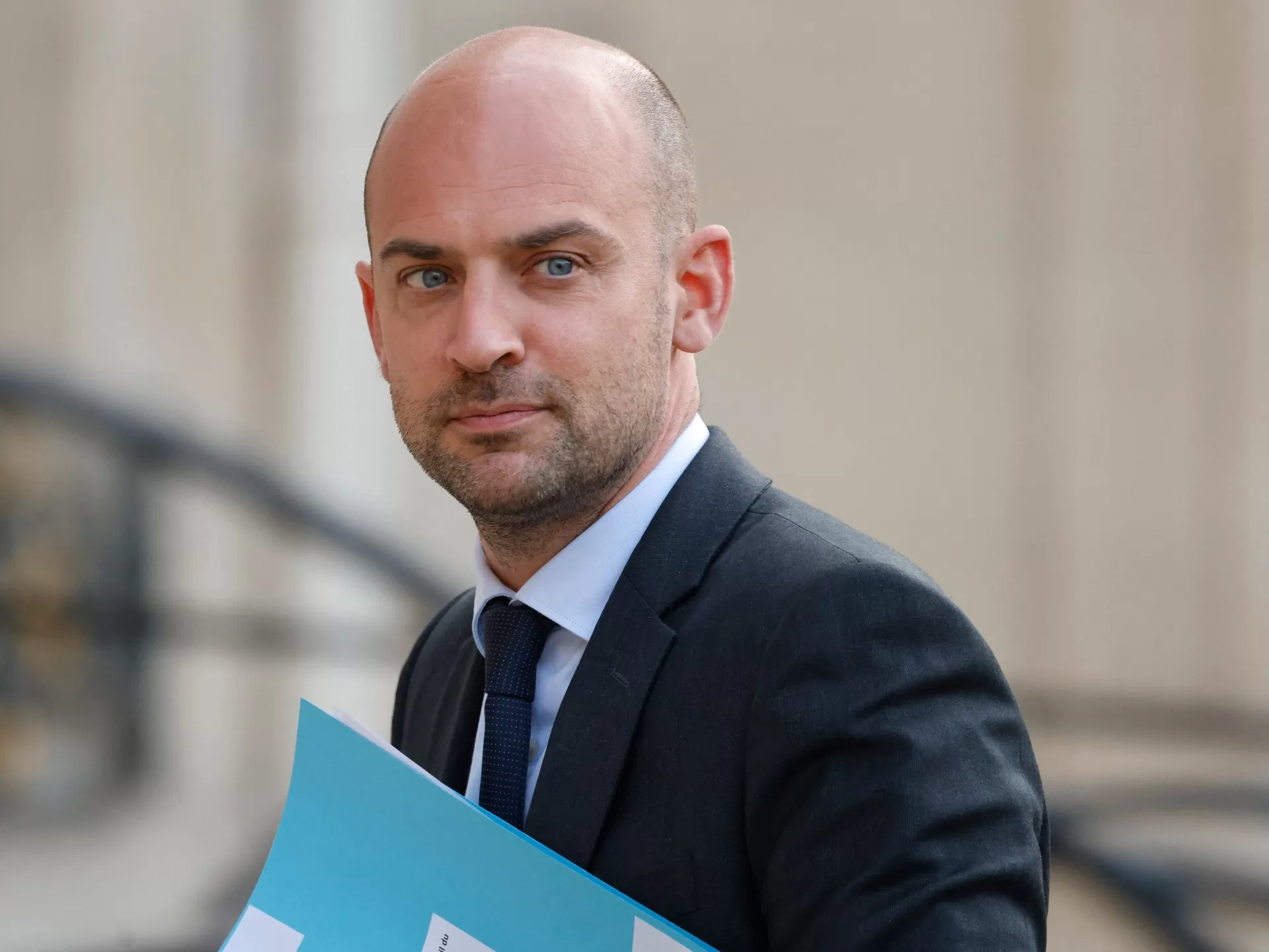 فرنسا تطرد دبلوماسيين جزائريين ردا على إجراء مماثل