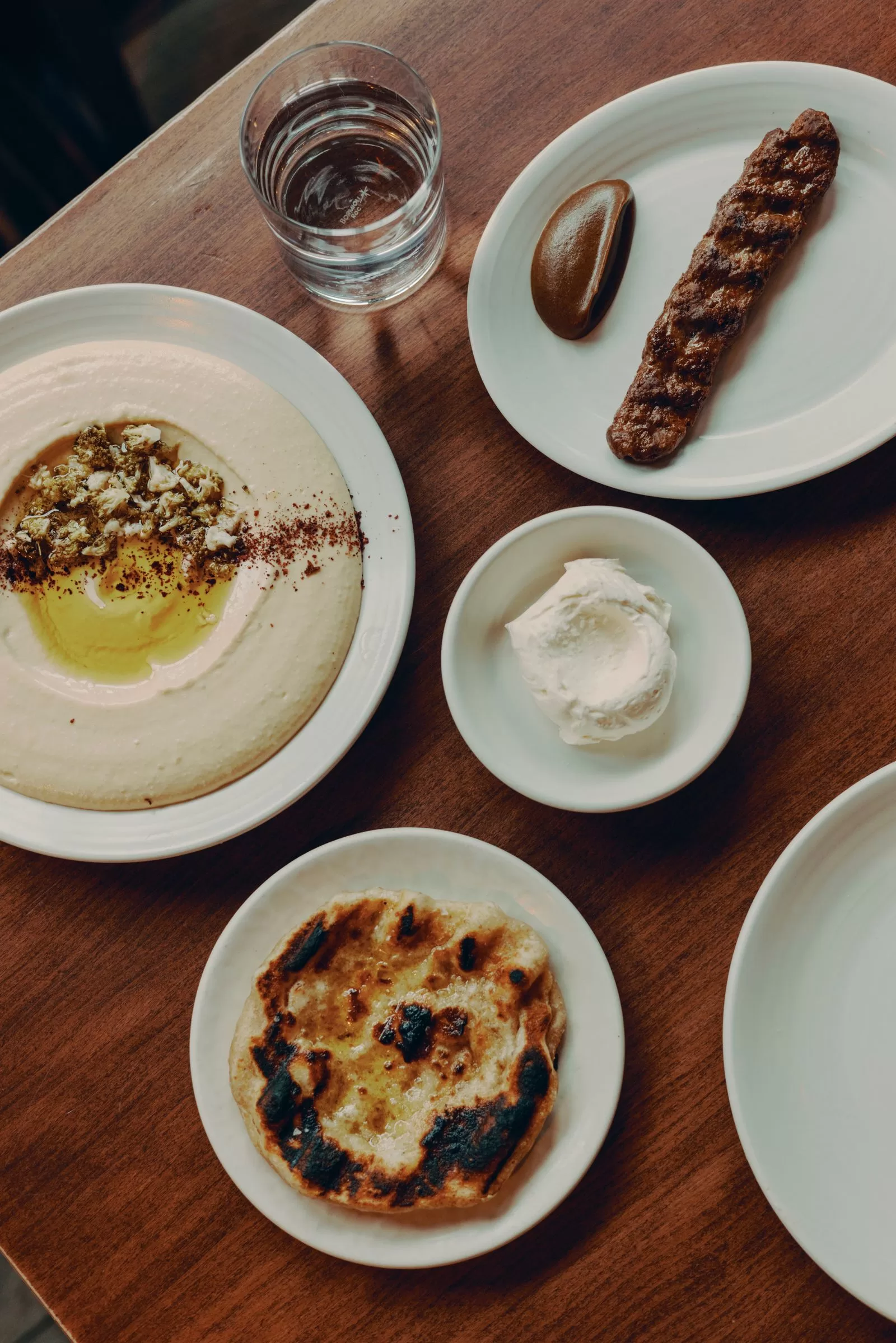 الصورة قد تحتوي على كوب، طعام، تقديم الطعام، برانش، طبق، طاولة طعام، أثاث، وطاولة