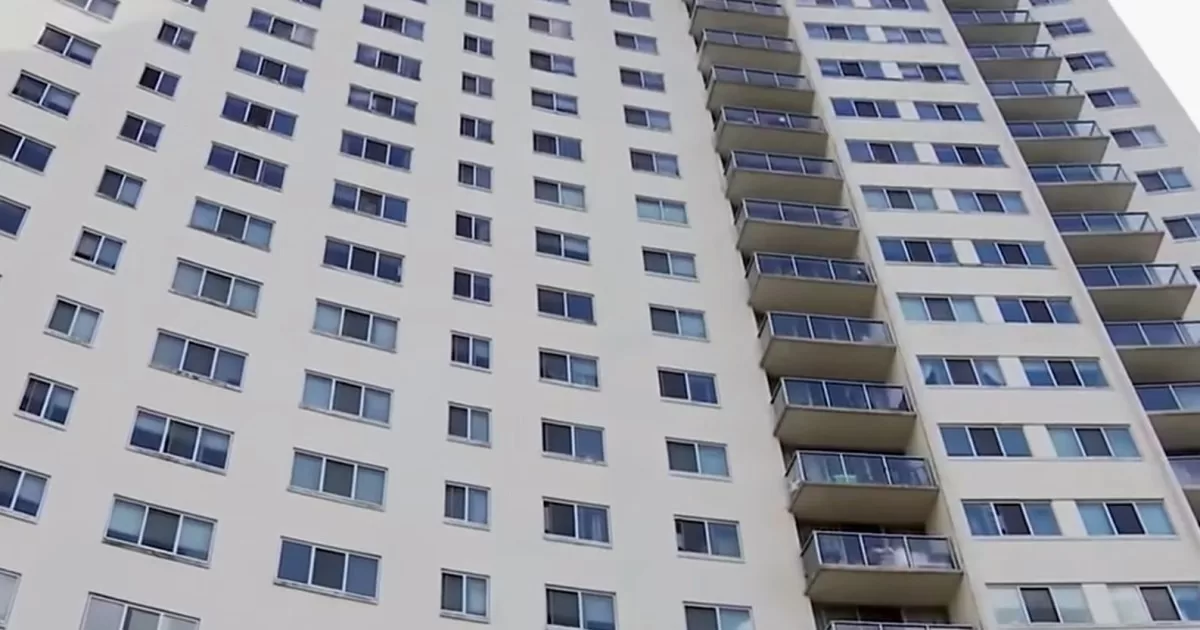 كيف نجا طفل صغير من الموت رغم سقوطه من الطابق الـ15؟